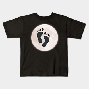 Step into the Cosmos, walk on the moon Kids T-Shirt